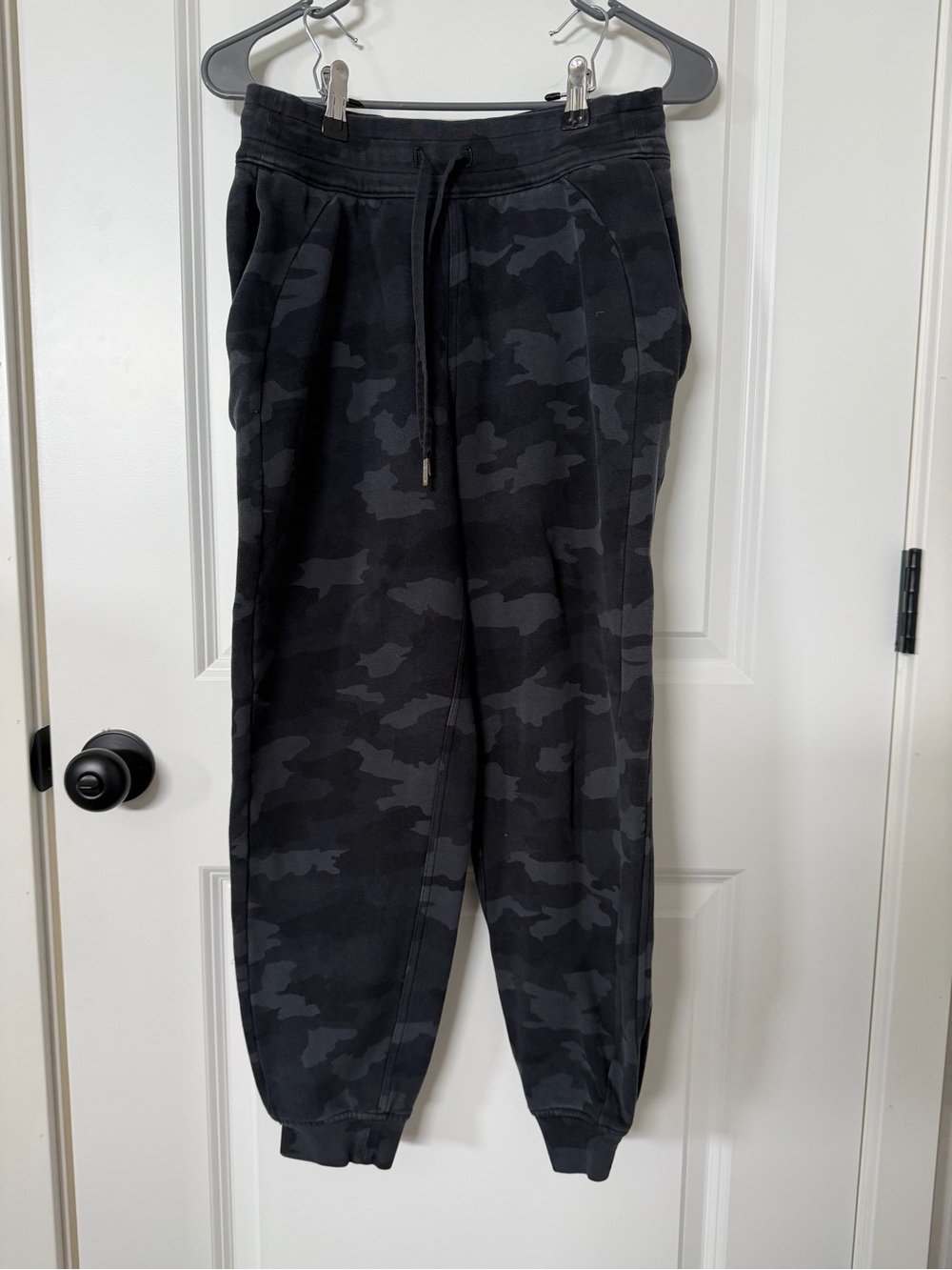 Women’s Lululemon Size 4 Black Camo Jogger Sweatpants